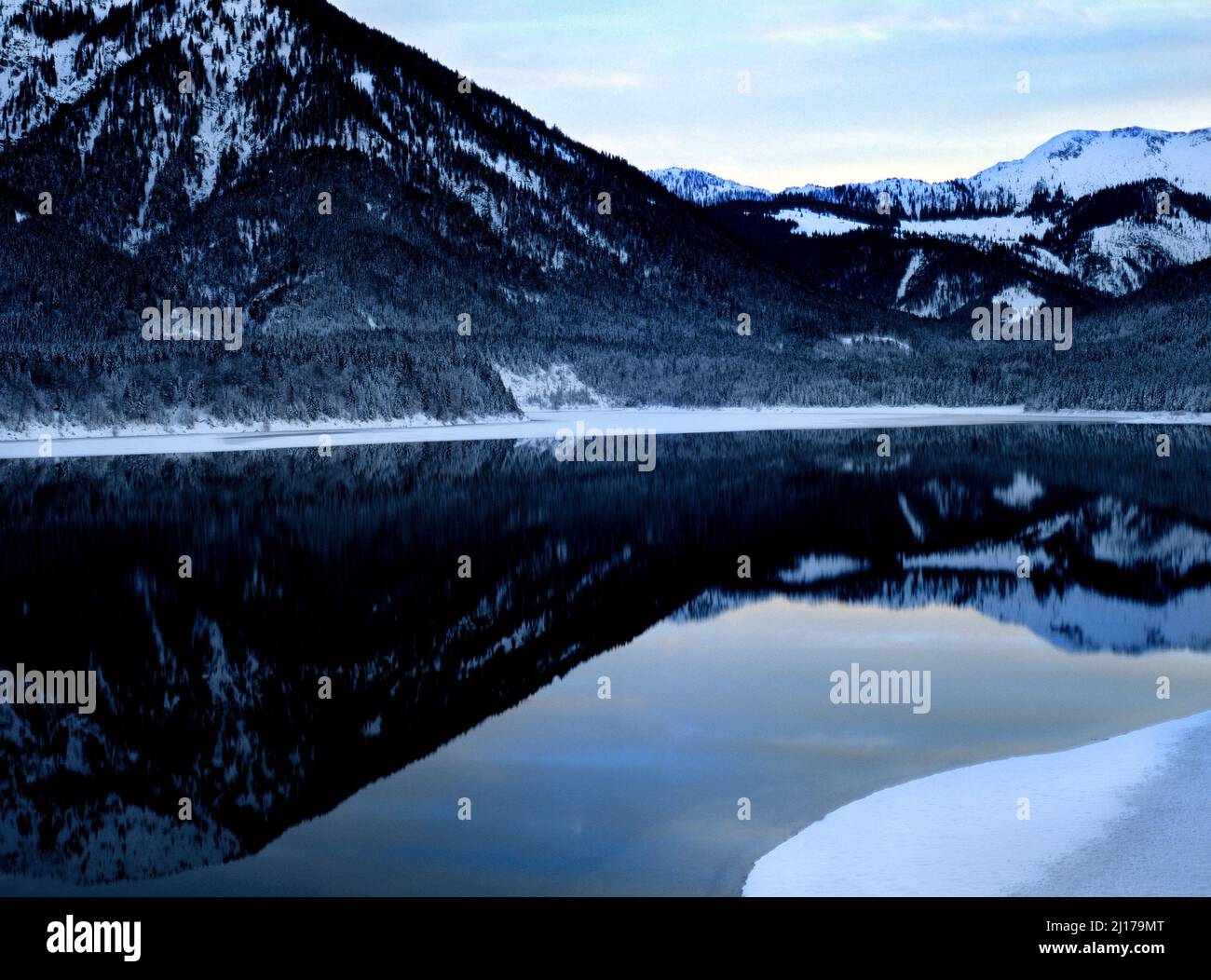 Lac Sylvenstein Alpes bavaroises en hiver, haute-Bavière, Allemagne Banque D'Images