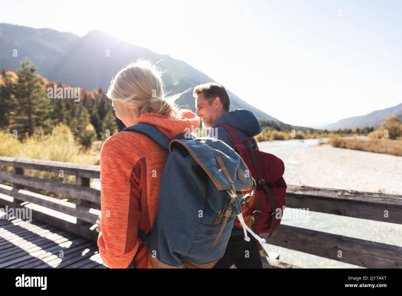 L'Autriche, les Alpes, en couple en randonnée traversant un pont Banque D'Images