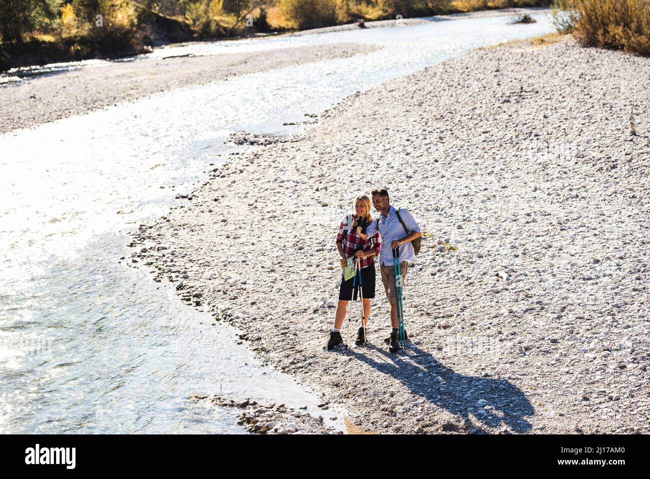 L'Autriche, les Alpes, en randonnée couple standing at a brook Banque D'Images
