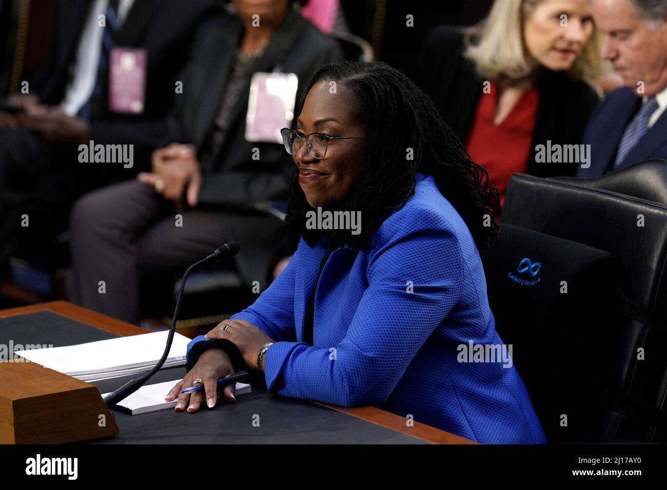 Washington, États-Unis. 23rd mars 2022. Le juge Ketanji Brown Jackson sourit le troisième jour de ses audiences de nomination au Sénat d'être juge associé de la Cour suprême des États-Unis à Capitol Hill, à Washington, le 23 mars 2022. Photo par Yuri Gripas/ABACAPRESS.COM crédit: Abaca Press/Alay Live News Banque D'Images