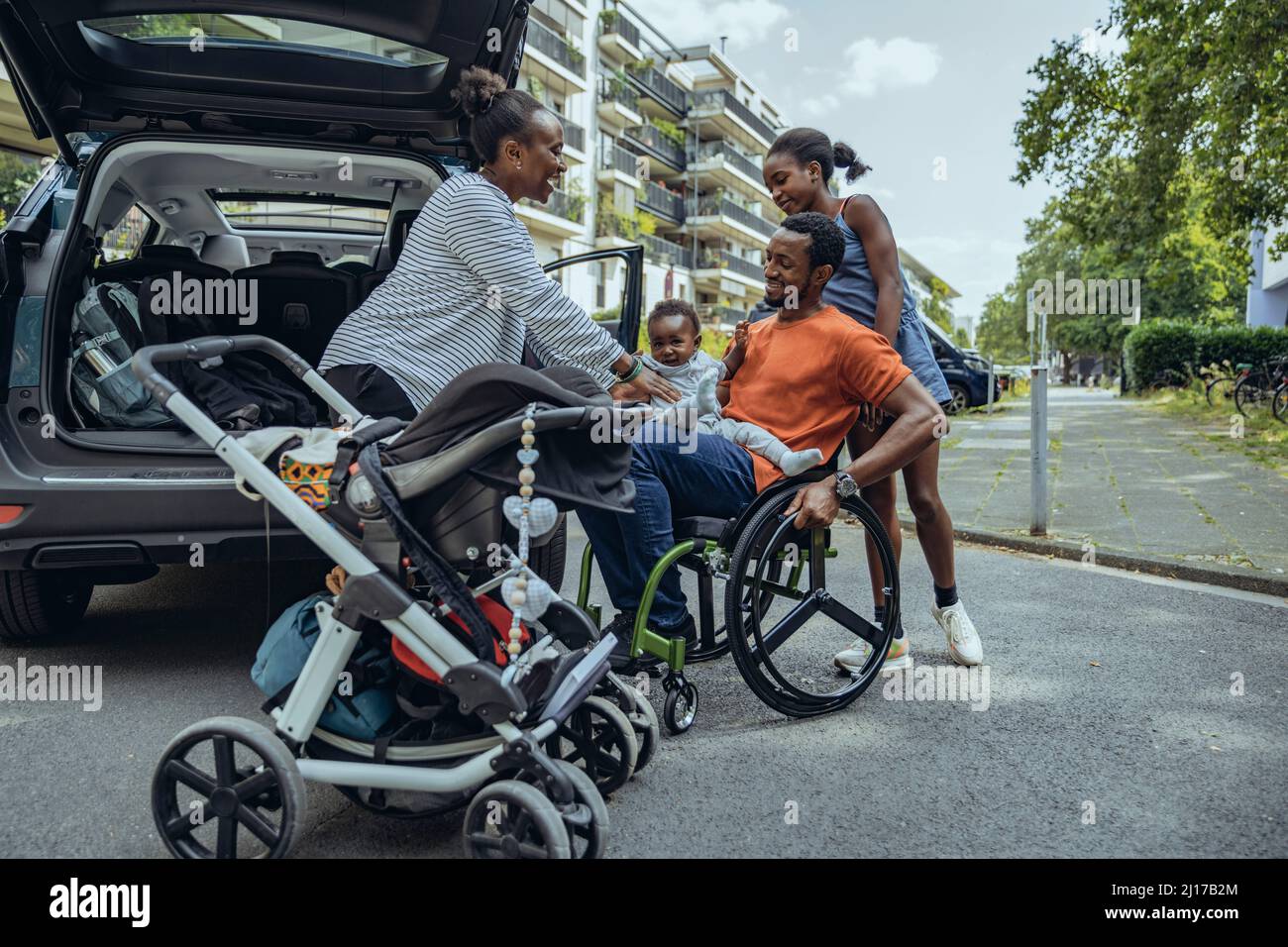 Famille heureuse sur la route en voiture Banque D'Images