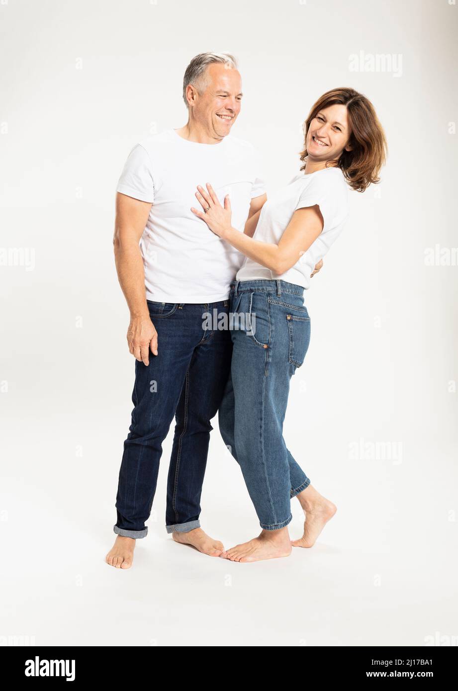 Couple heureux debout en studio Banque D'Images
