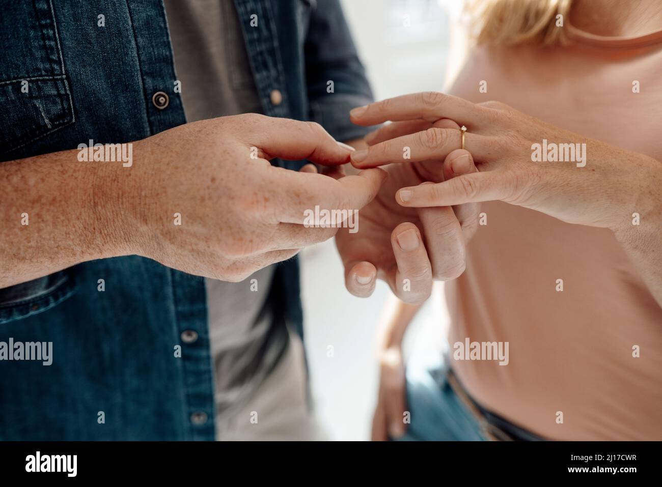 Homme donnant à l'anneau pour femme Banque D'Images