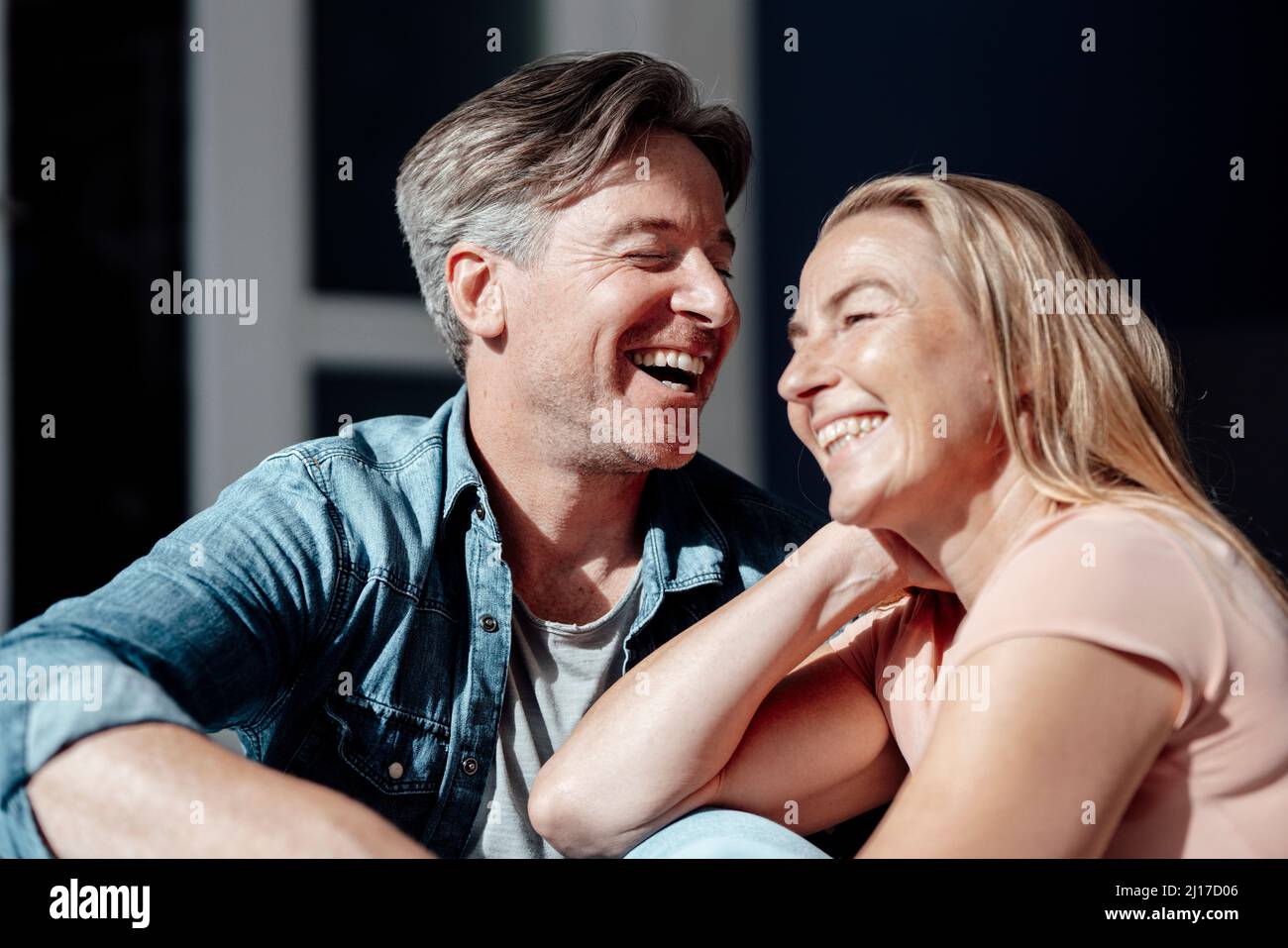 La lumière du soleil tombe sur couple souriant Banque D'Images