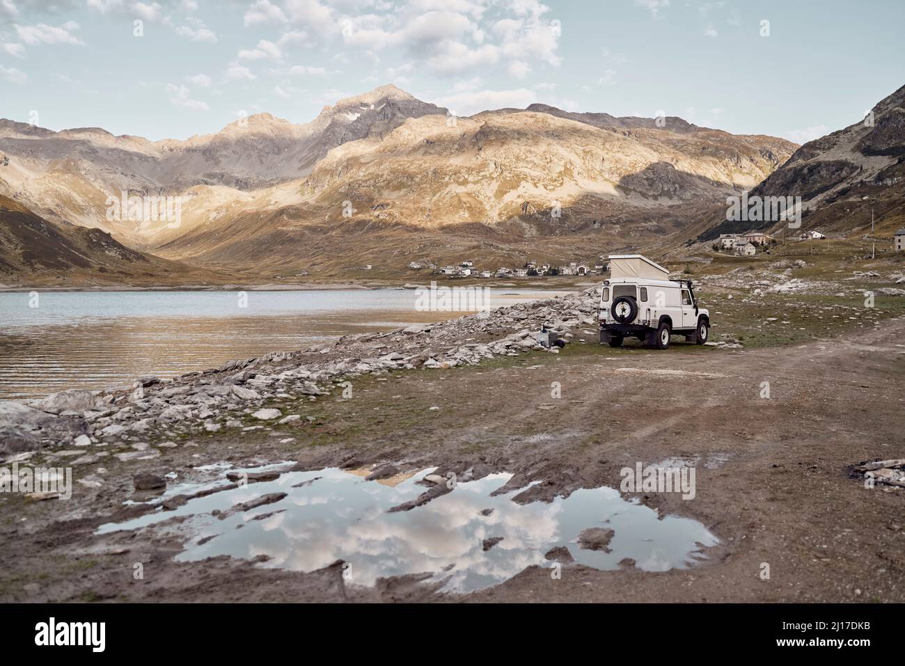 Motor home au bord du lac et des montagnes, Splugen Pass, Sondrio, Italie Banque D'Images