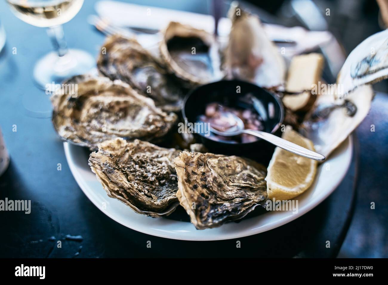 Assiette d'huîtres sur la table Banque D'Images