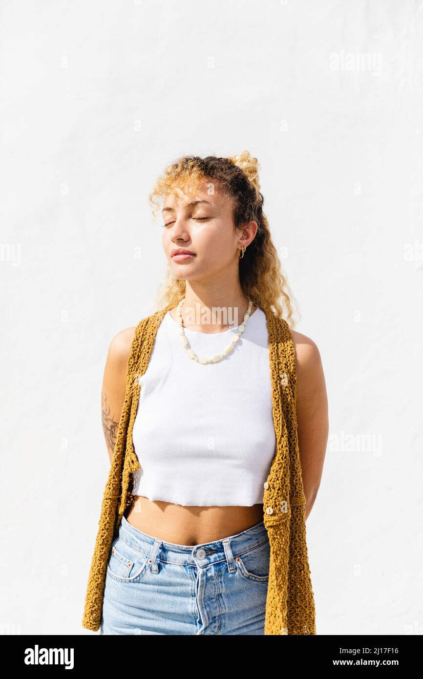 Jeune femme avec les yeux fermés jour rêvant Banque D'Images Jeune femme avec les yeux fermés jour rêvant Banque D'Images
