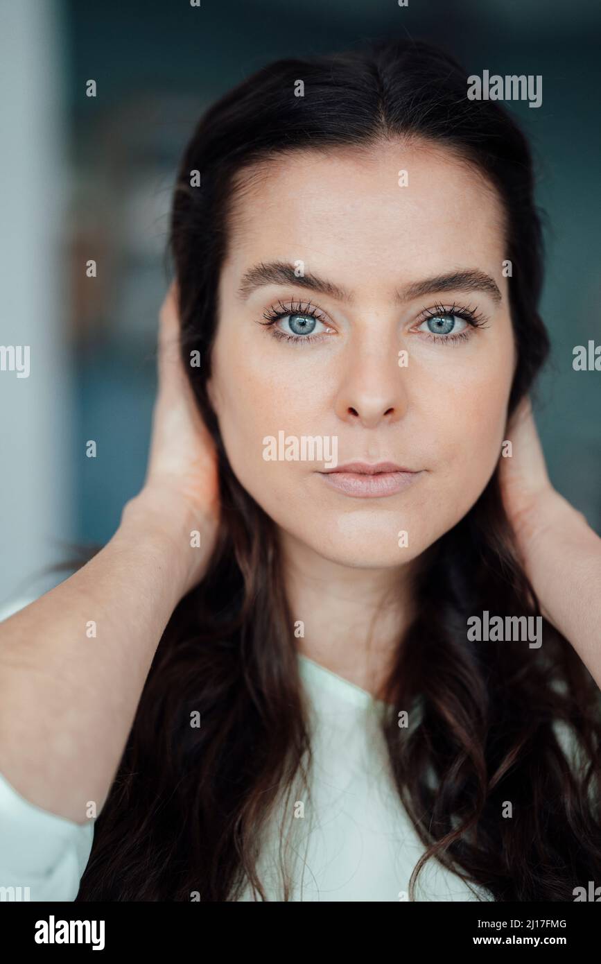 Belle femme avec les mains dans les cheveux Banque D'Images