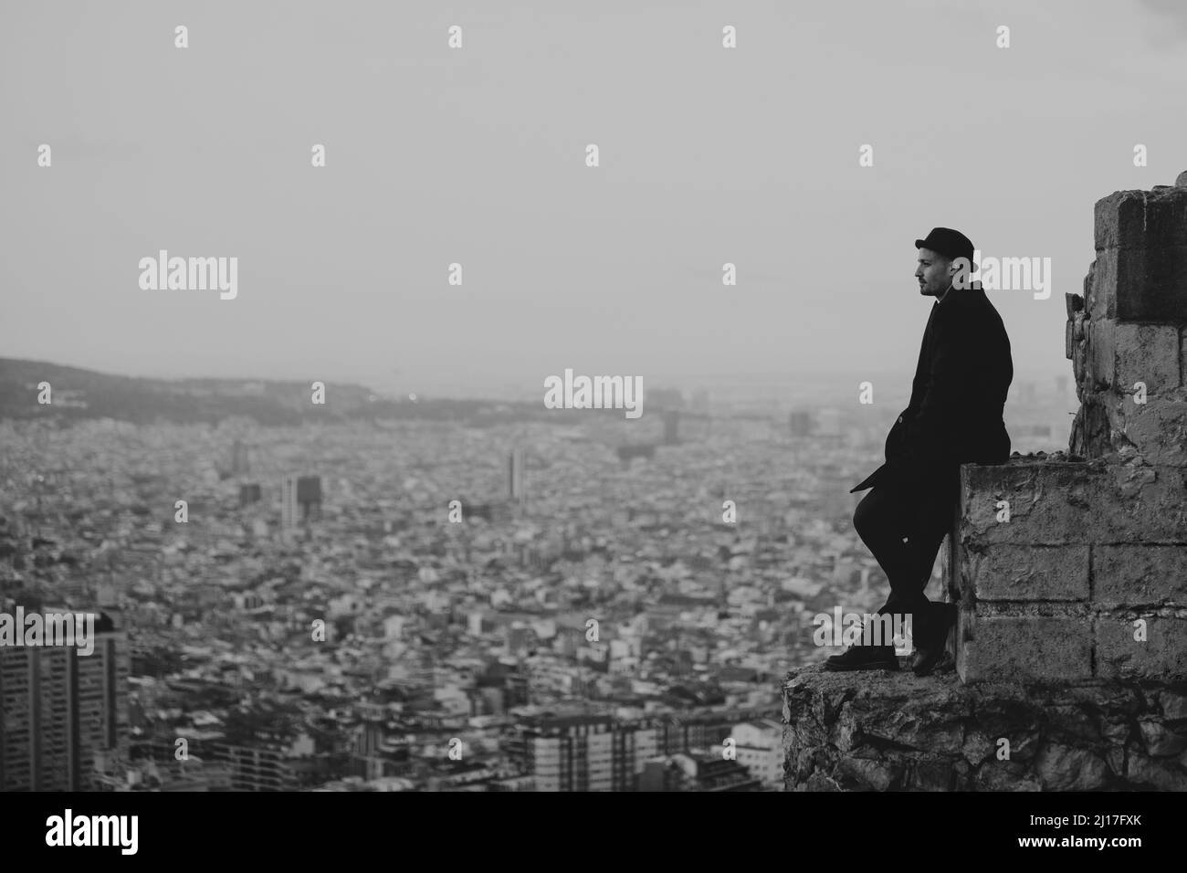 Homme attentionné sur le rocher de la ville Banque D'Images