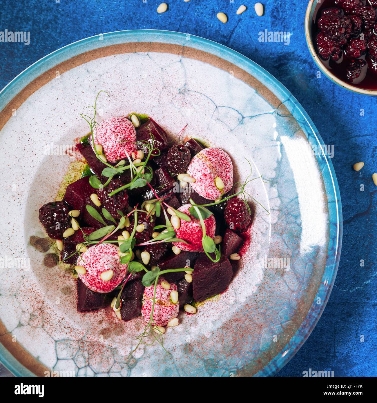 Salade de betteraves cuites aux herbes et aux graines Banque D'Images