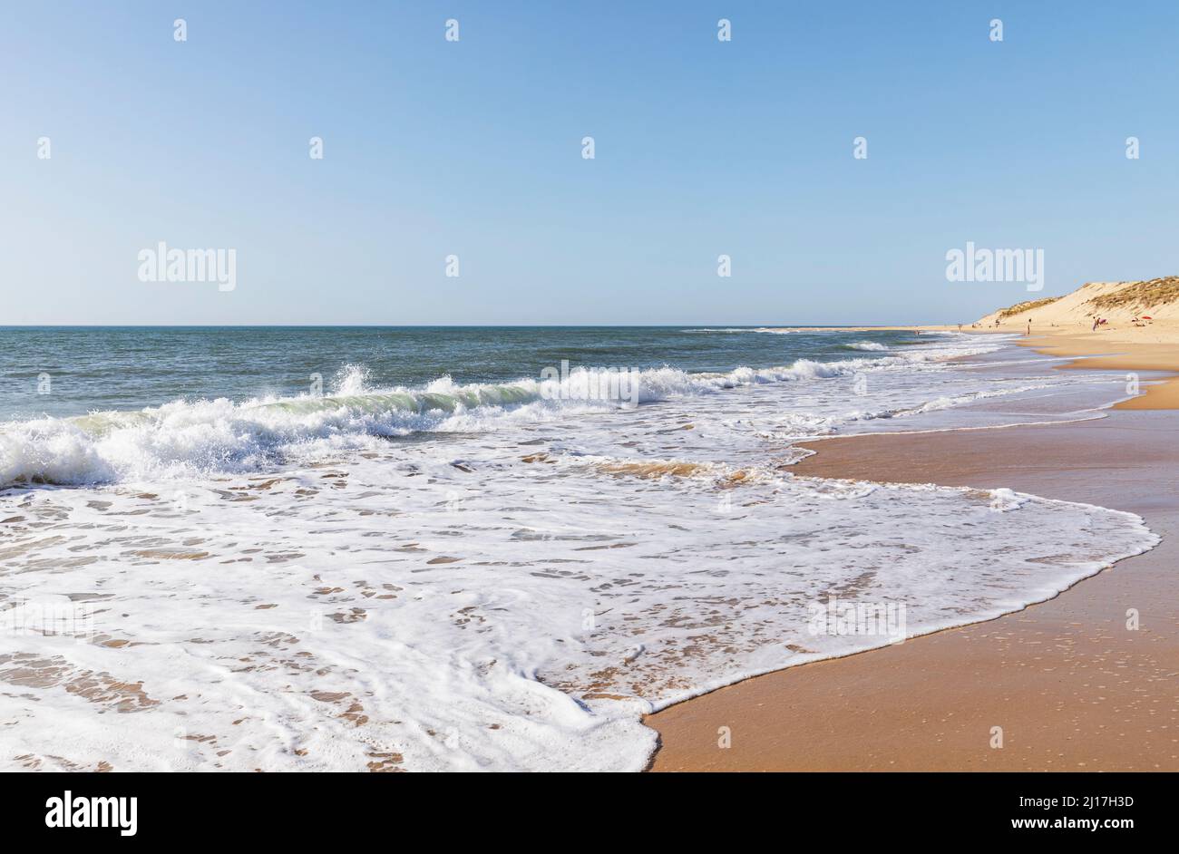 Les vagues de l'océan se baladent sur les sables de la plage de la plage du Vieux Phare Banque D'Images