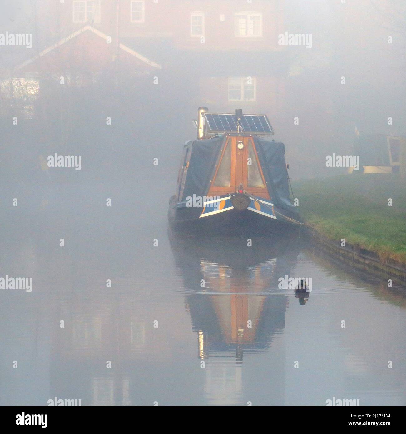Tôt le matin brumeux sur le canal Trent et Mersey canal près de British Waterways une Handsacre dans Staffordshire montrant lumière tamisée, formes de la nature, donc Banque D'Images