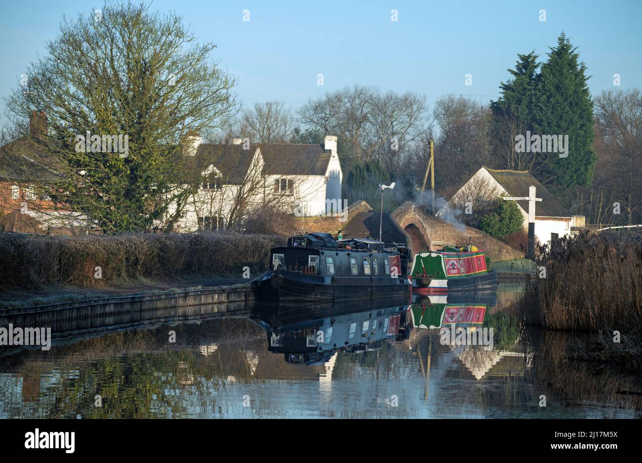 Paysage pittoresque de bateaux de étroite amarrés sur le canal Trent & Mersey en hiver à Haywood Junction Great Haywood dans Staffordshire Banque D'Images