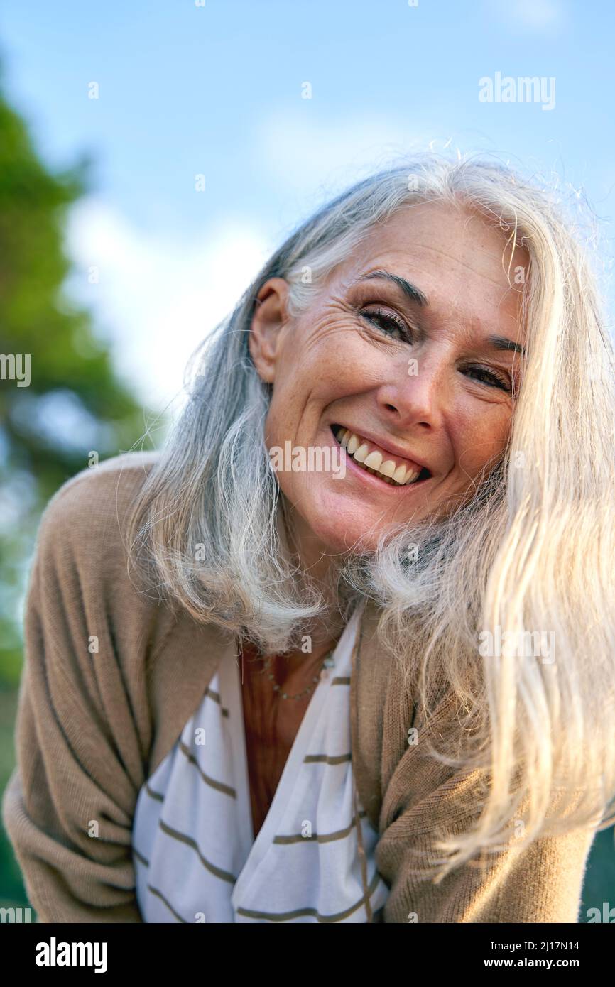 Femme joyeuse aux cheveux gris Banque D'Images