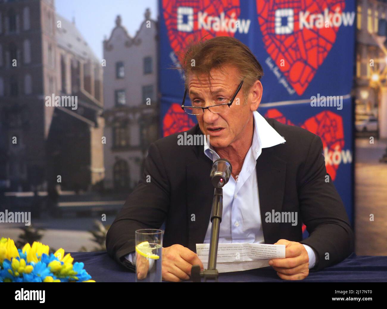 Cracovie, Malopolska, Pologne - 03.23.2022: Acteur et président de la fondation Sean Penn et Jacek Majchrowski, président de l'accord de signature de Cracovie Banque D'Images