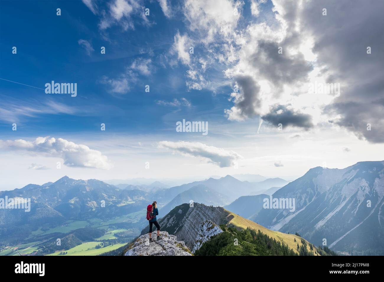 Randonnée féminine en admirant la vue depuis le sommet de la montagne d'Aiplspitz Banque D'Images
