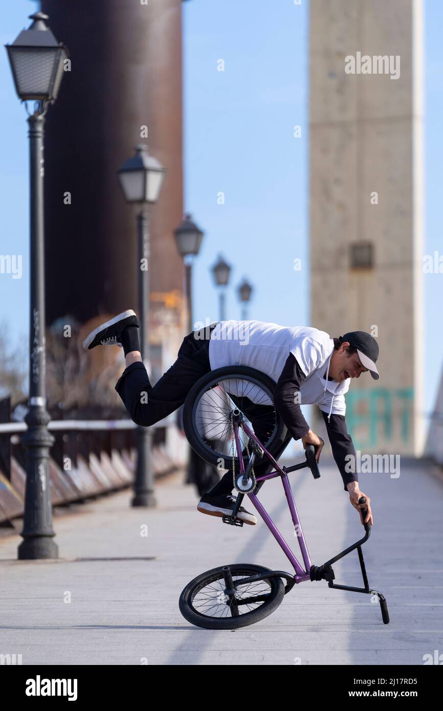 Cycliste Homme Faisant Une Cascade À Vélo Banque D'Images et Photos Libres  De Droits. Image 26385566