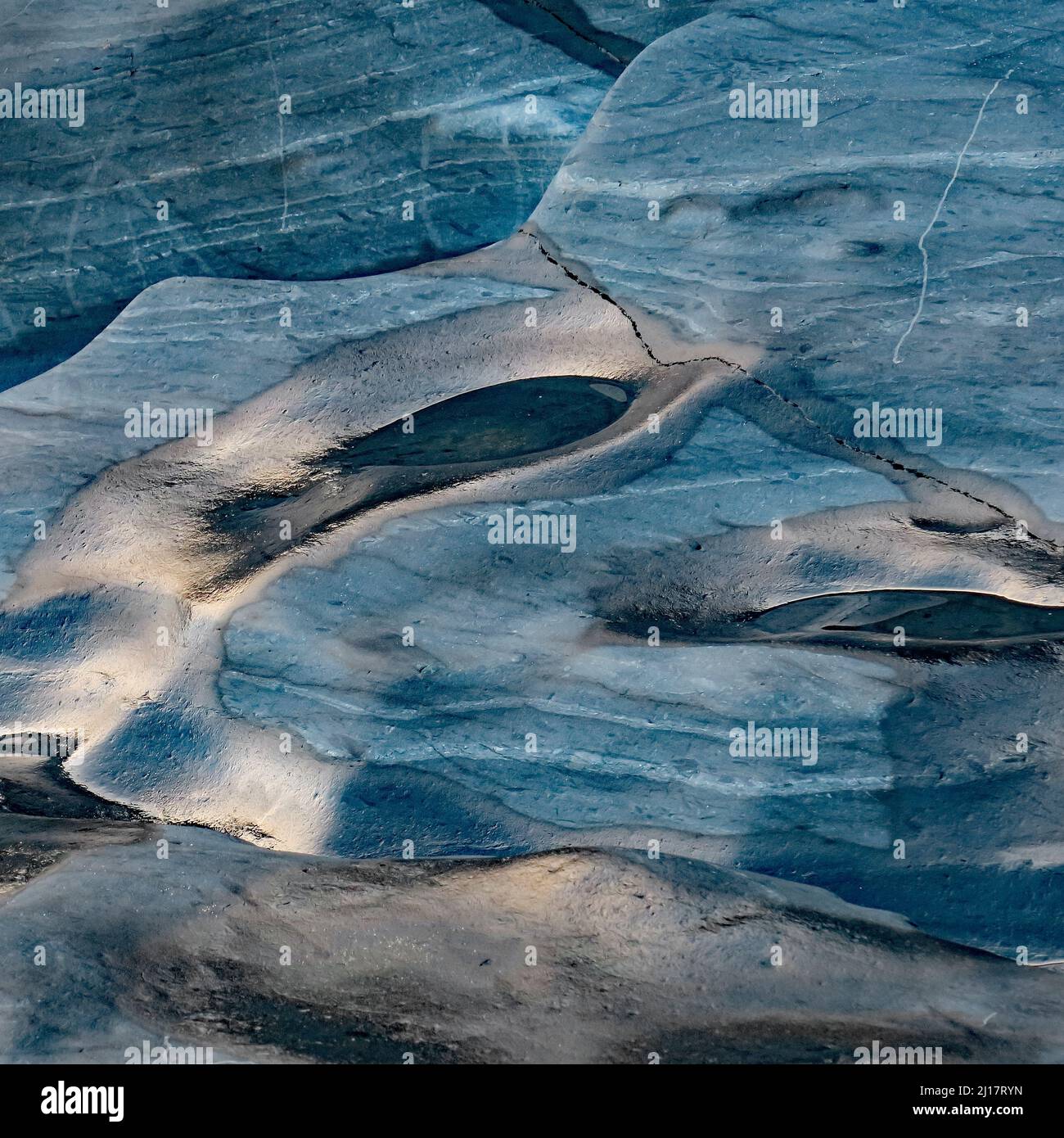 Photographie de la nature de la géologie marine, montrant un motif, une texture, une forme aléatoires, avec une palette de couleurs subtiles dans un style semi-abstrait sur Cardigan Bay Banque D'Images