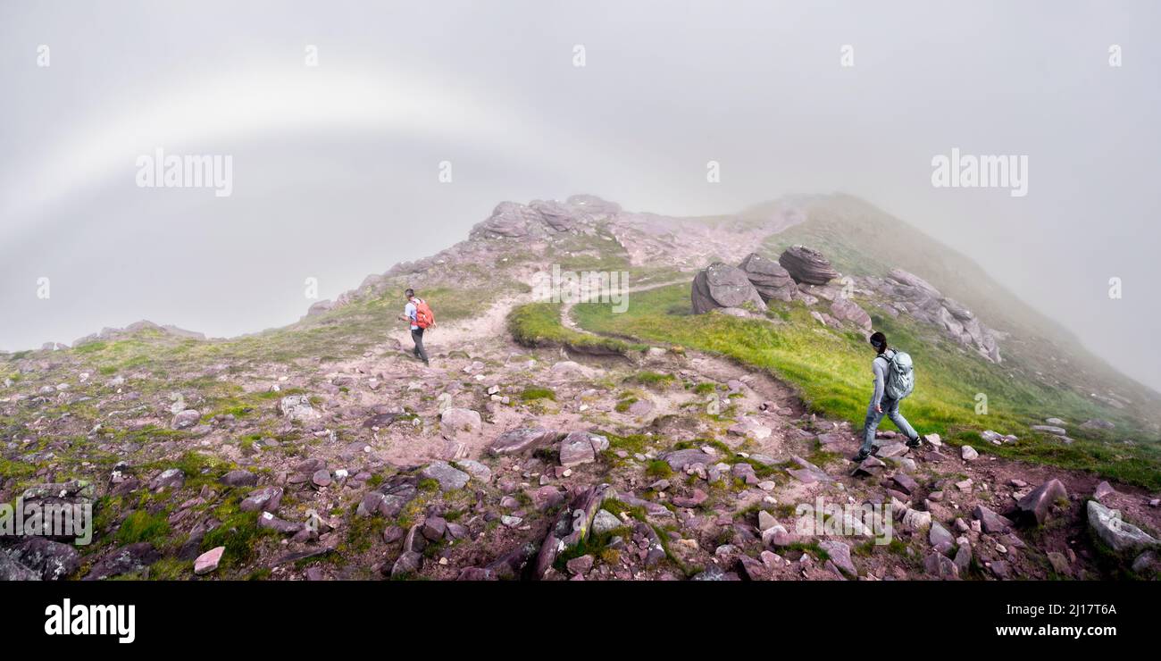 Homme et femme marchant avec sac à dos sur la montagne rocheuse Banque D'Images Homme et femme marchant avec sac à dos sur la montagne rocheuse Banque D'Images
