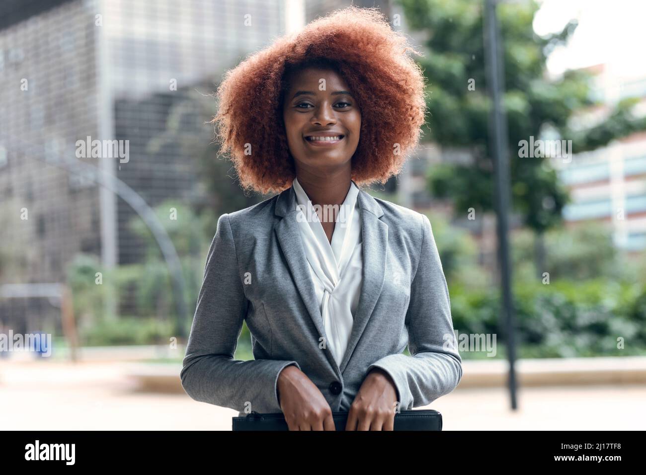 Portrait d'une jeune femme d'affaires souriant à l'appareil photo Banque D'Images