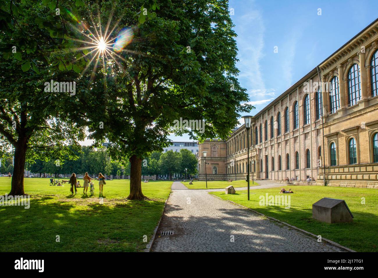 Allemagne, Bavière, Munich, Lawn et sentier pavé en face du musée Alte Pinakothek Banque D'Images