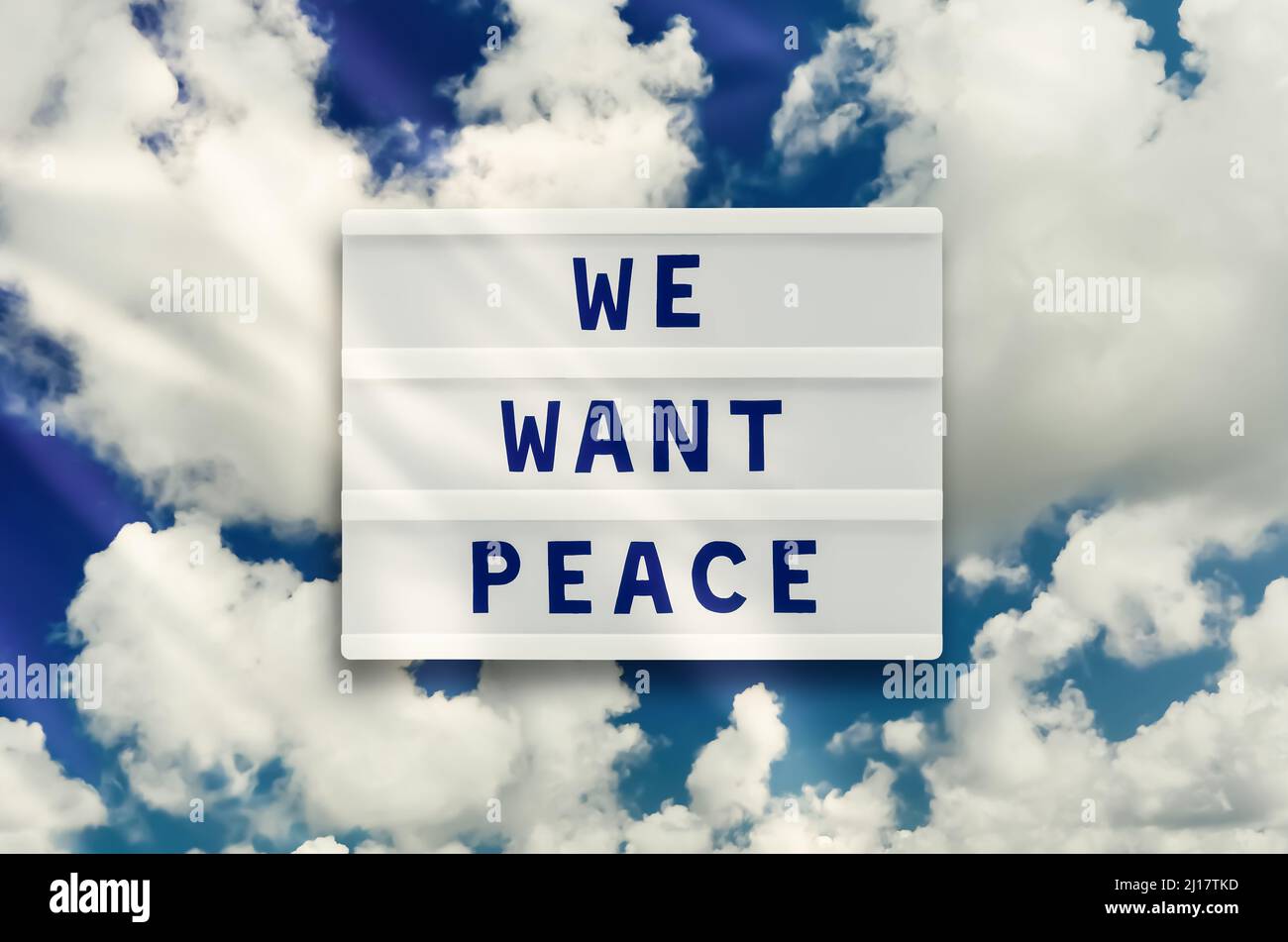 NOUS VOULONS QUE LA PAIX soit écrite dans une visionneuse sur fond ciel de nuages. Pas de concept de guerre. Banque D'Images