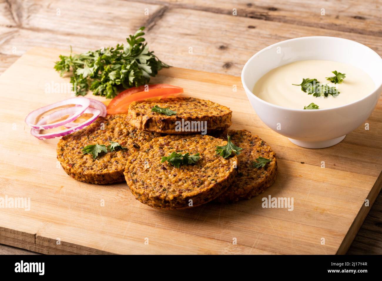 Vue en grand angle des viandes fraîches avec bol à trempette servi sur un plateau de service en bois Banque D'Images