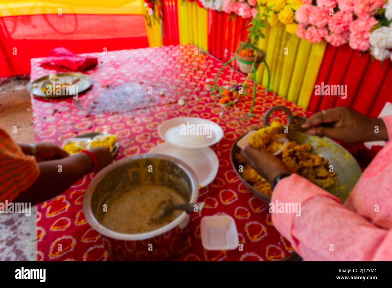 Image floue de Howrah, Bengale-Occidental, Inde. VOG, prasad, ou la nourriture sacrée adorée, étant distribuée aux dévotés, après adoration idole de Dieu. Banque D'Images