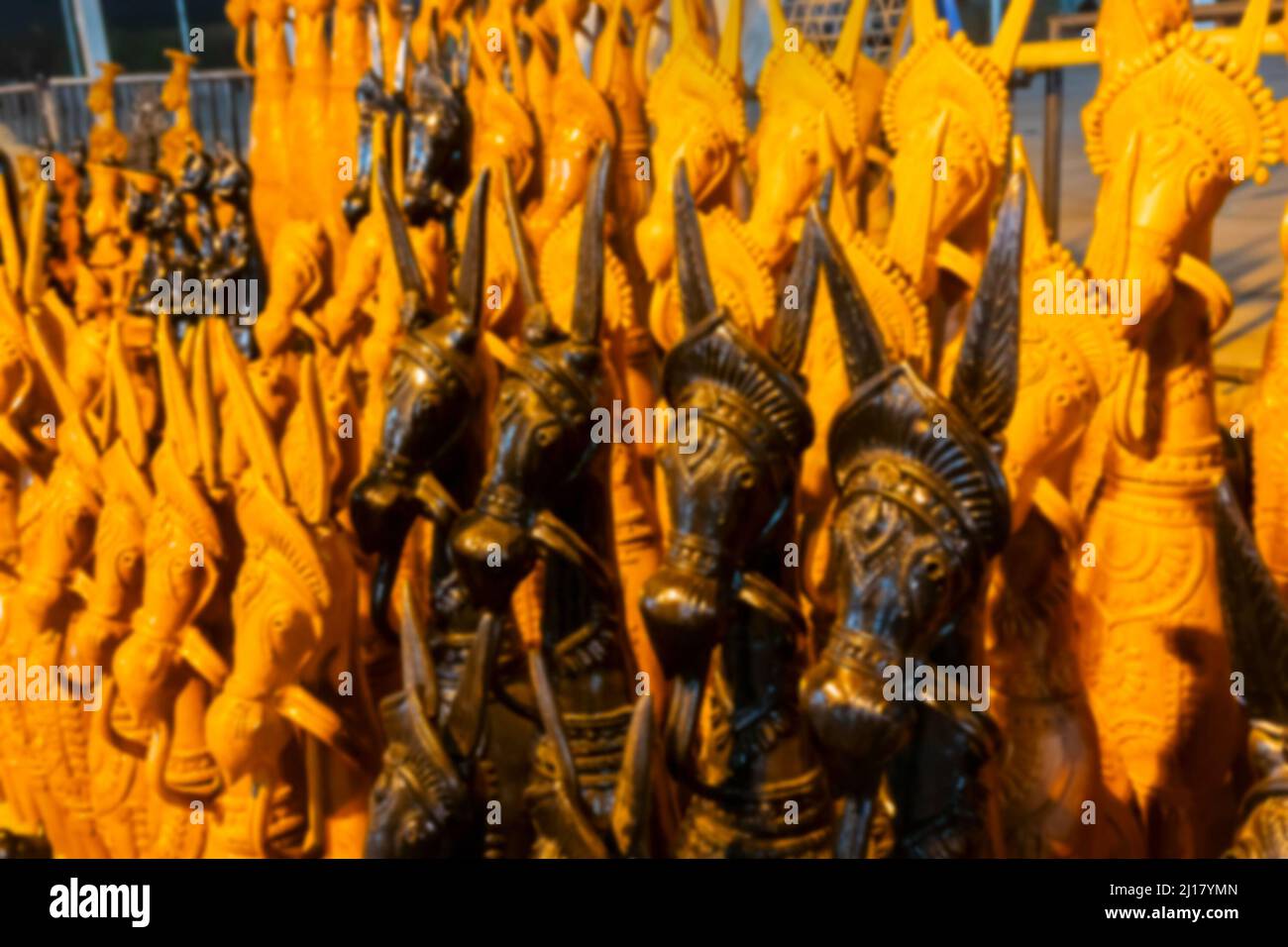 Image floue d'chevaux, célèbres poupées d'animaux en terre cuite, fabriquées à Bishnupur, Bankura, Bengale occidental, à vendre dans la foire de l'artisanat à Kolkata. Banque D'Images