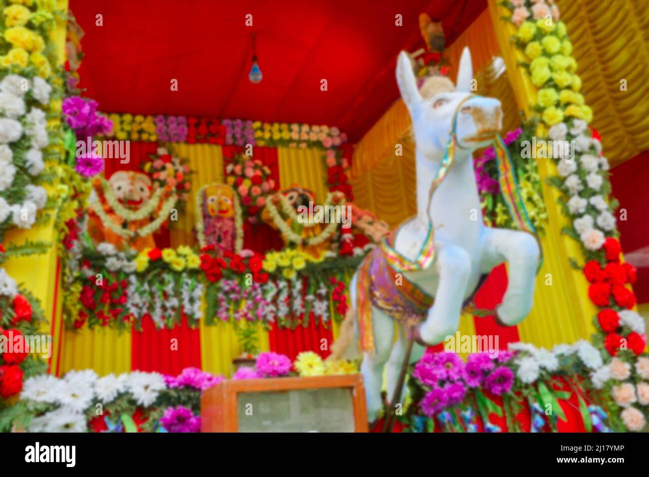 Image floue de l'idole de cheval traînant le char de Dieu Jagannath, Balaram et Suvodra est en train d'être adorée. Festival Ratha jatra à Howrah, W.B., Inde. Banque D'Images