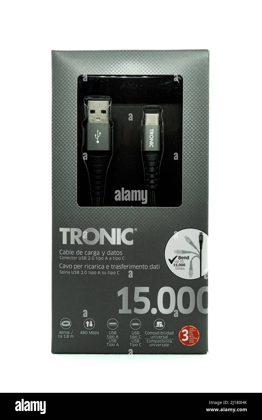 Madrid, Espagne. 19 mars 2022. Câble de données et de charge USB C de marque Tronic isolé sur fond blanc avec garantie de 3 ans. Banque D'Images