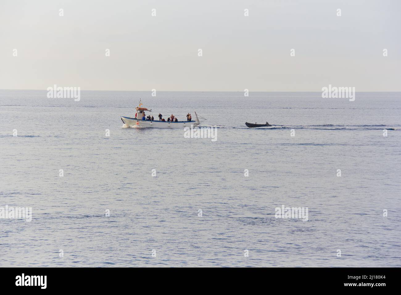 le bateau de plongée prend des plongeurs de loisir pour se rendre à un site de plongée. Banque D'Images