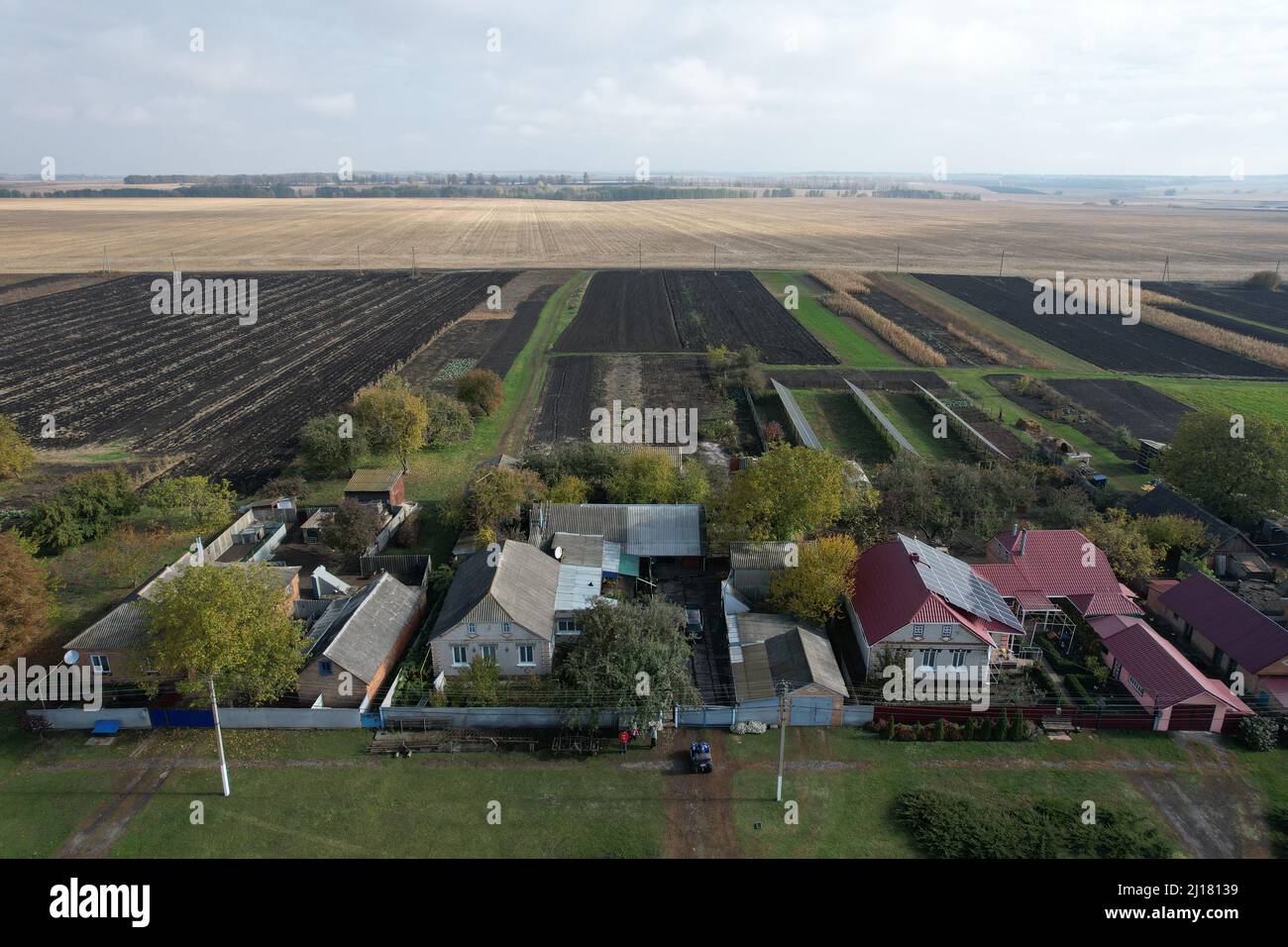 Vue panoramique d'un village ukrainien près de la ville de Kharkiv depuis un drone. Banque D'Images