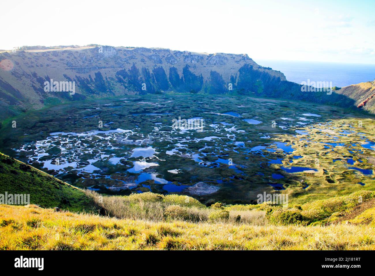 Une belle vue sur le cratère de Rano Kau entouré de champs verdoyants dans l'île volcanique de Pâques Banque D'Images