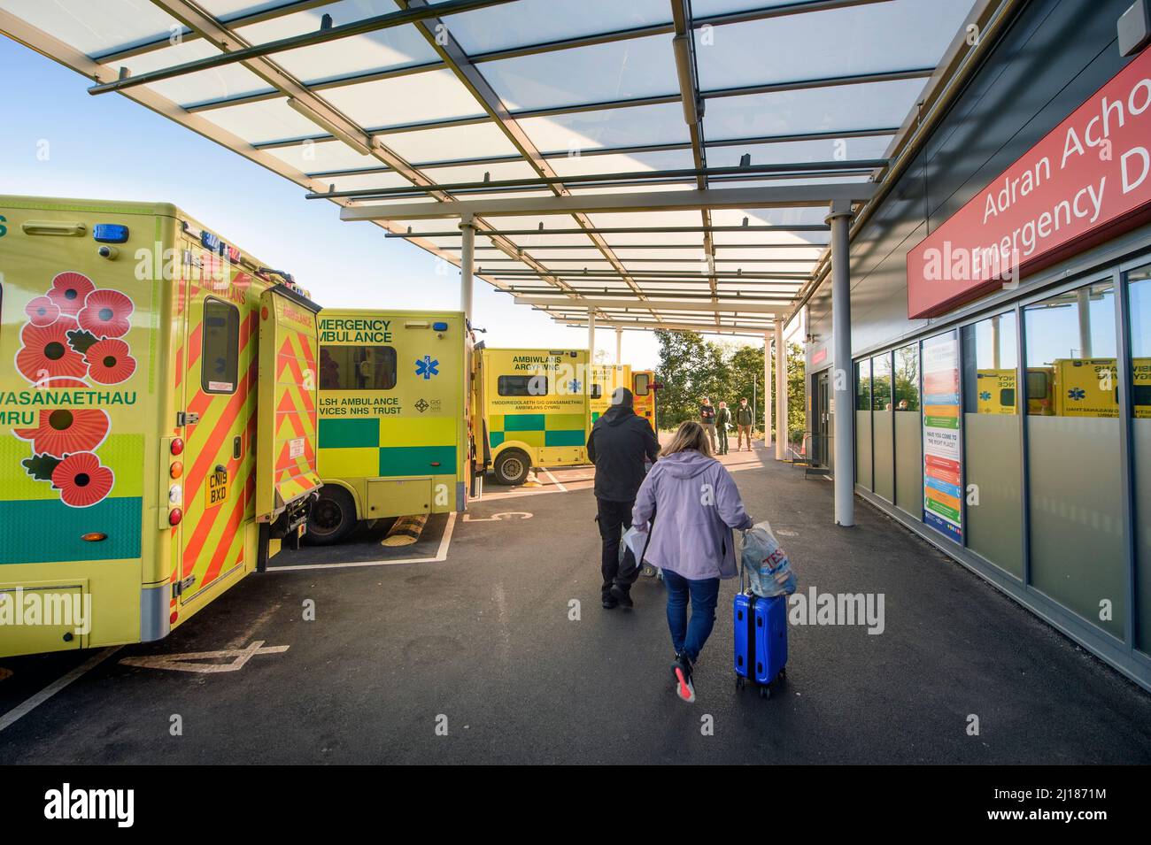 Le problème de la file d'attente des ambulances en raison de l'indisponibilité des lits d'hôpital. Des parents quittent l'hôpital avec un patient libéré à l'hôpital de l'Université Grange Banque D'Images