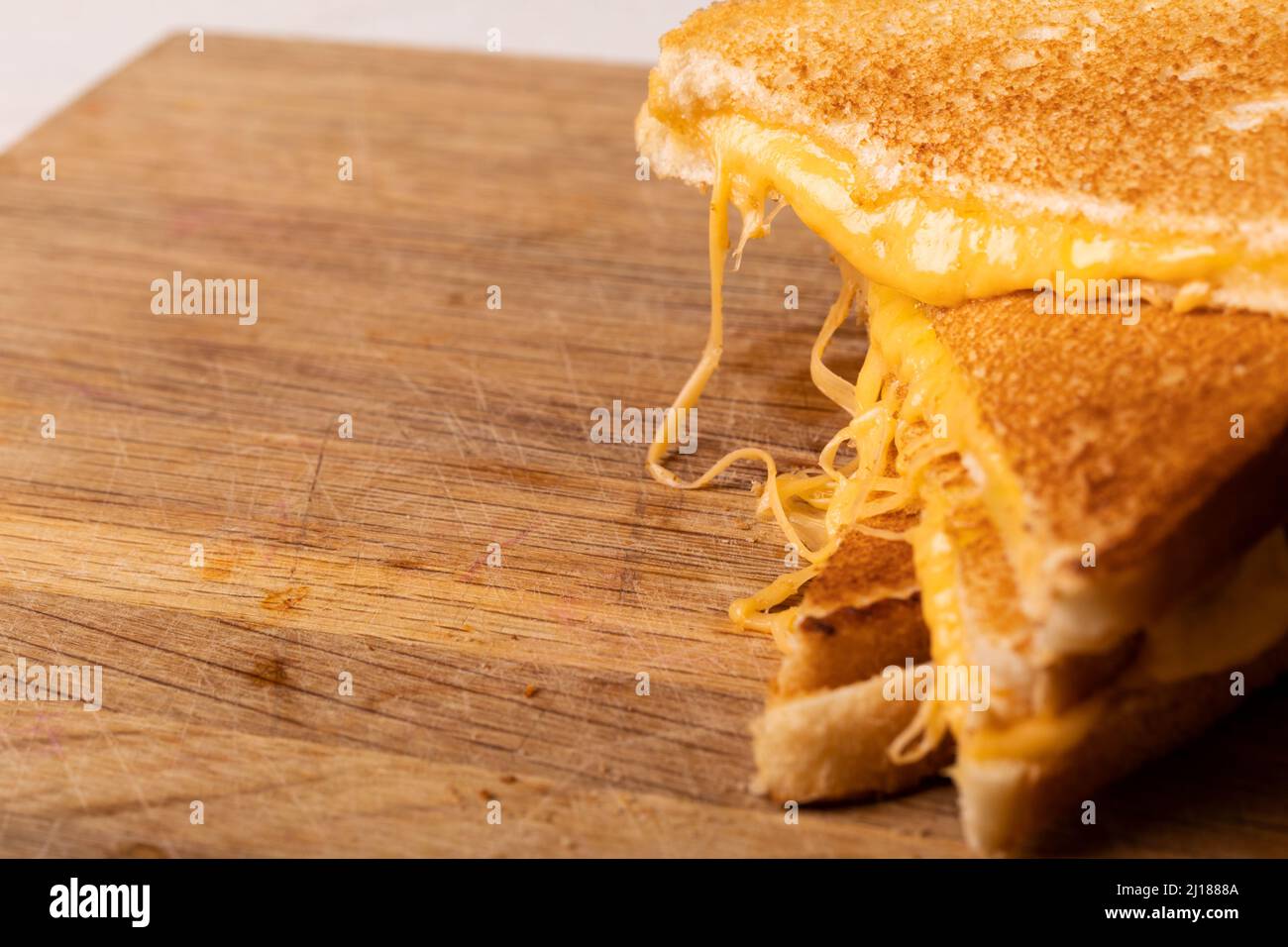 Gros plan de la pile de sandwich au fromage frais servi sur un plateau de service en bois Banque D'Images