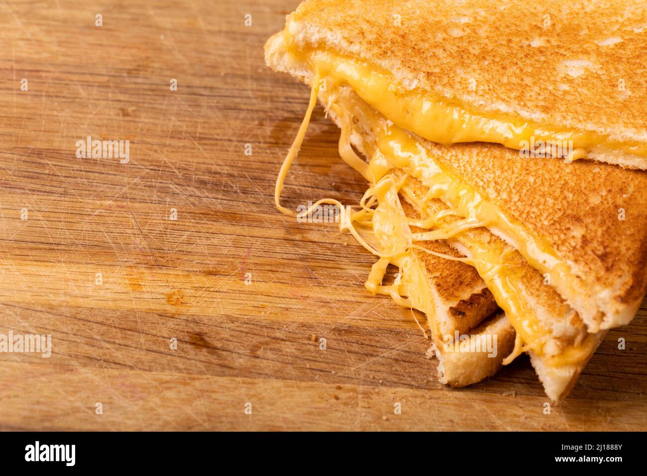 Gros plan en grand angle d'un sandwich au fromage frais sur un plateau de service en bois Banque D'Images