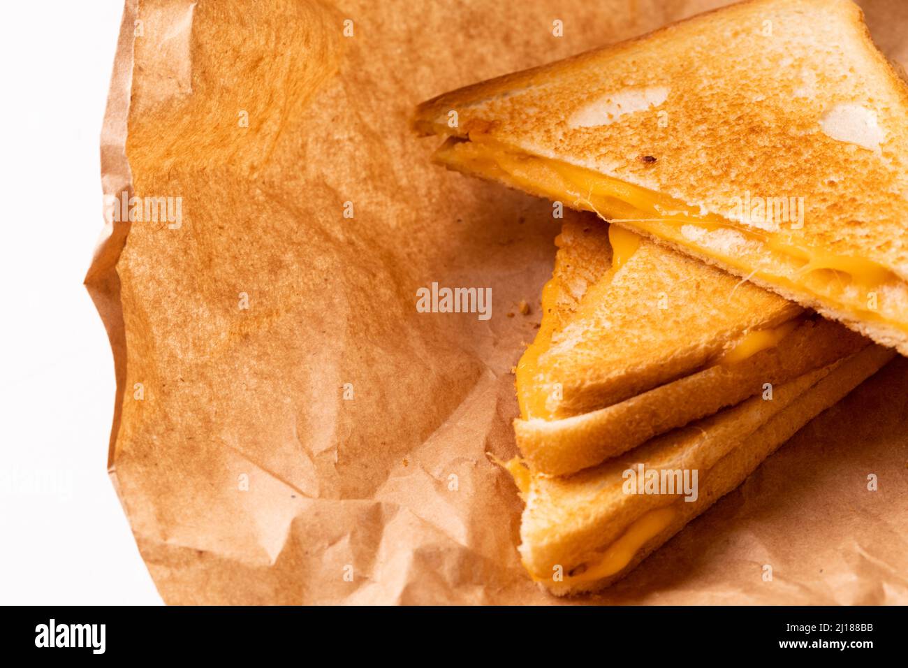 Gros plan du sandwich au fromage frais sur du papier de cire brun Banque D'Images