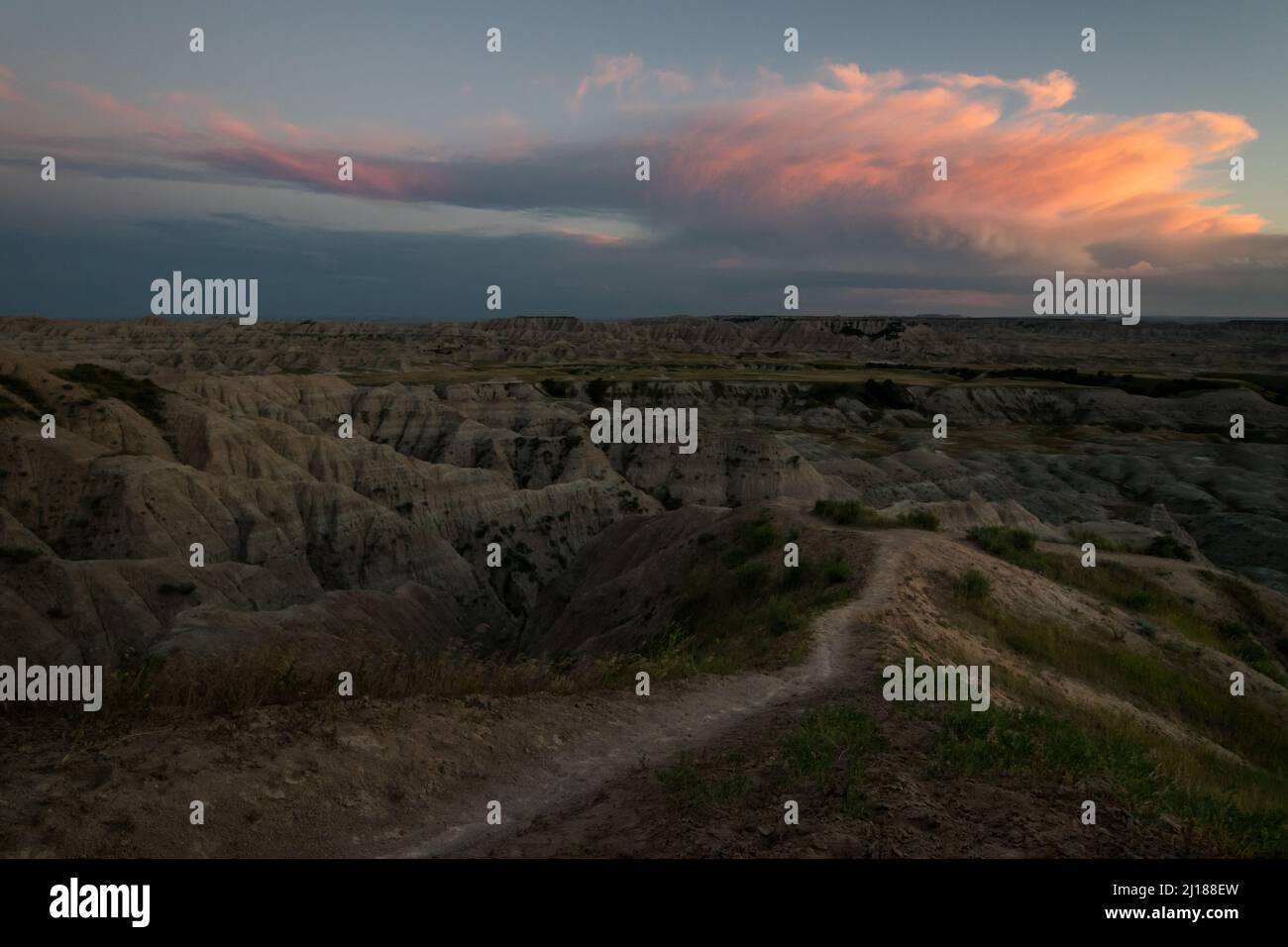 Vue sur le parc national des Badlands au coucher du soleil Banque D'Images