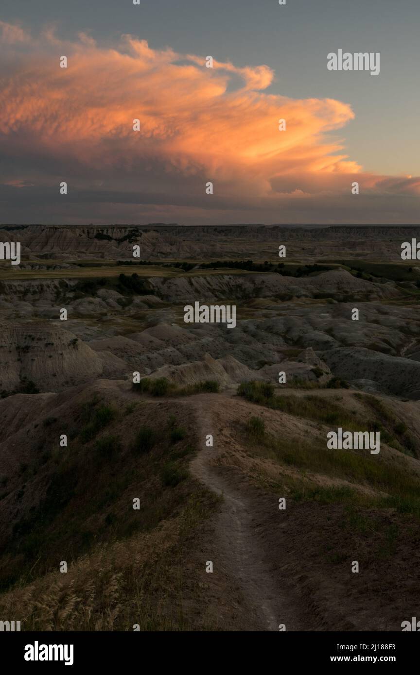 Vue sur le parc national des Badlands au coucher du soleil Banque D'Images