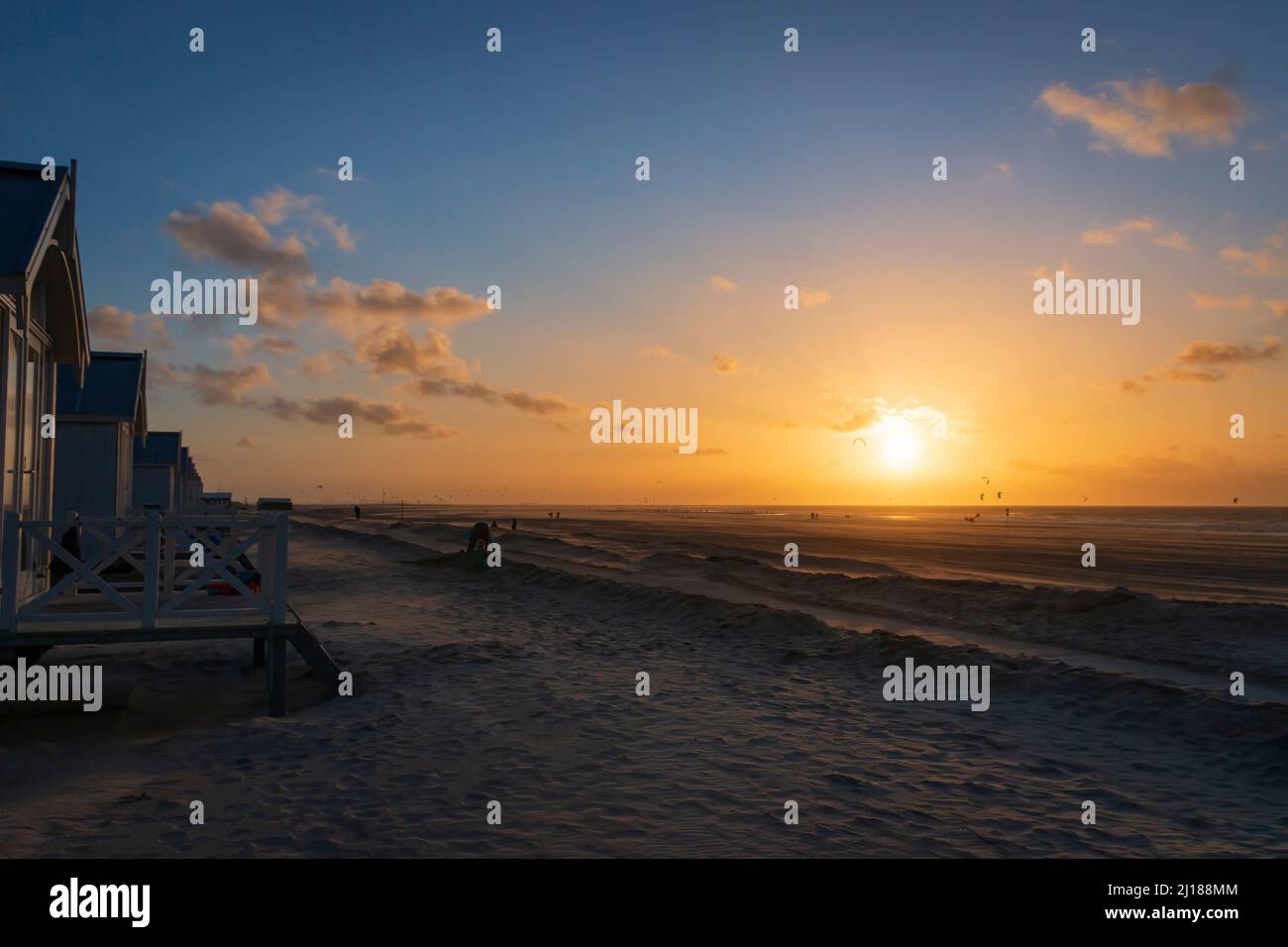 Vue panoramique des cabanes de plage à la plage de la mer du Nord à Kijkduin, pays-Bas contre le soleil et le ciel au coucher du soleil Banque D'Images