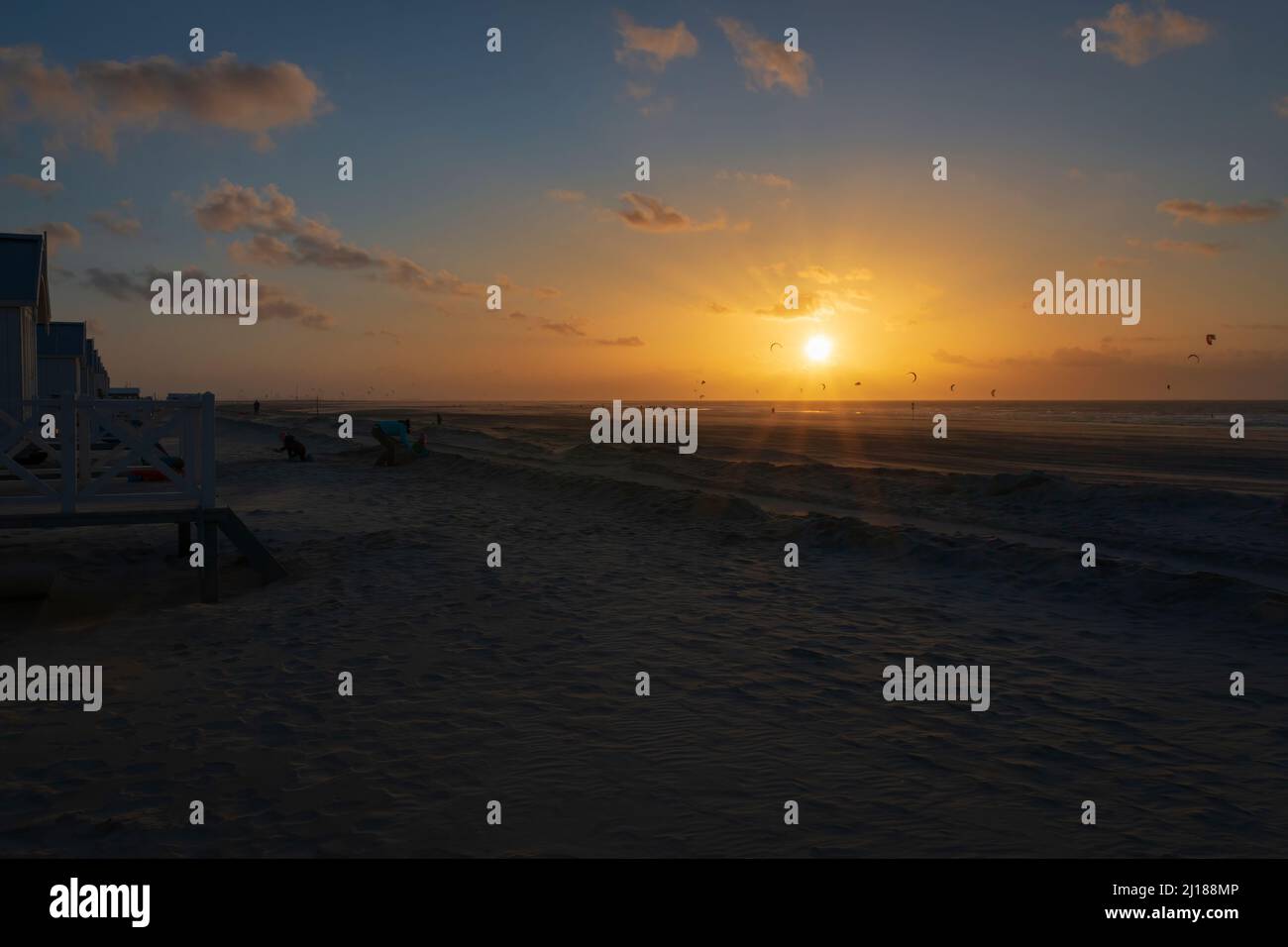 Vue panoramique des cabanes de plage à la plage de la mer du Nord à Kijkduin, pays-Bas contre le soleil et le ciel au coucher du soleil Banque D'Images