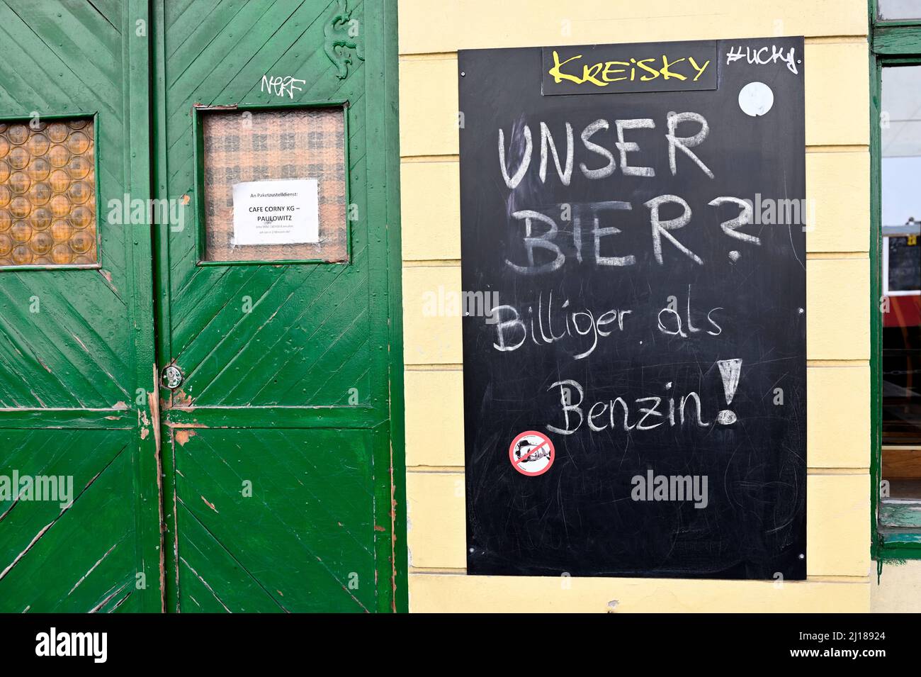 Vienne, Autriche. Plaque avec l'inscription « notre bière est moins chère que l'essence » Banque D'Images