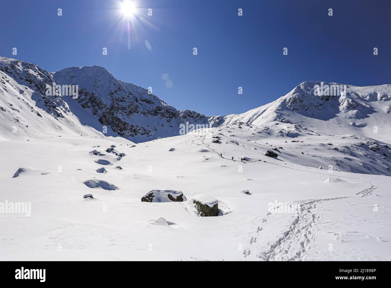 Randonnée en hiver suivant un sentier de neige vers le pic de Retezat. Photo prise le 12th mars 2022 près du lac Stevia, montagnes Carpathian Retezat, Roumanie. Banque D'Images