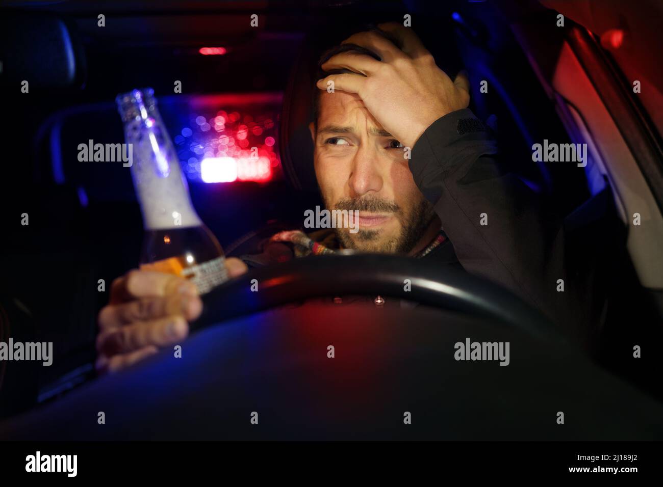 Homme ivre conduisant la voiture. La police a arrêté le conducteur sous influence d'alcool Banque D'Images