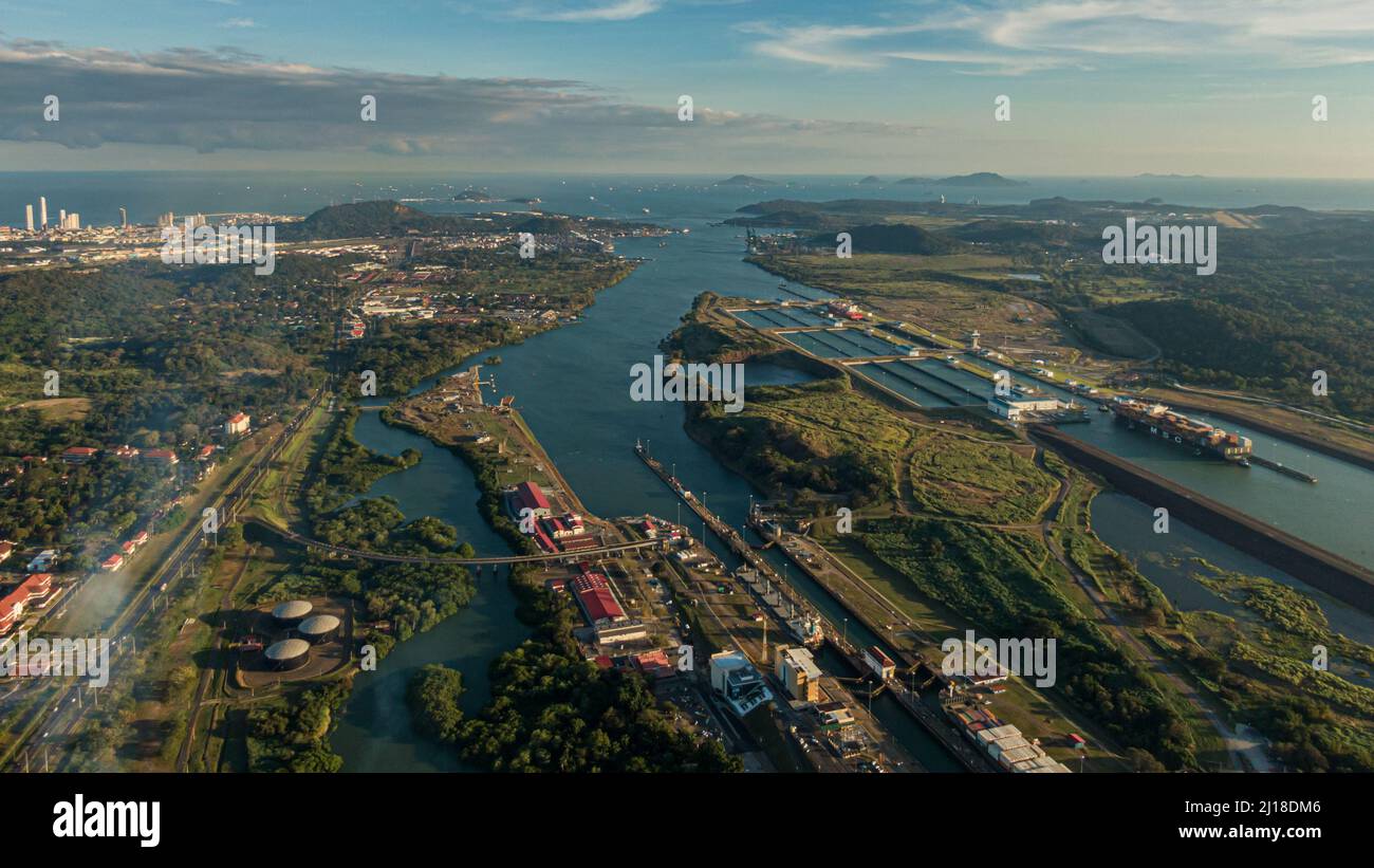 Belle vue aérienne sur le canal de Panama et les écluses de Miraflores Banque D'Images