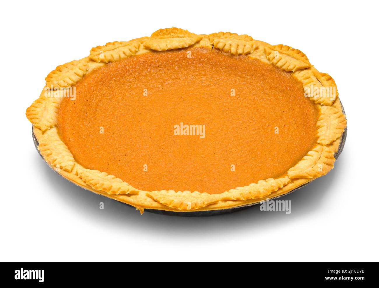 Tarte à la citrouille faite maison coupée sur blanc. Banque D'Images
