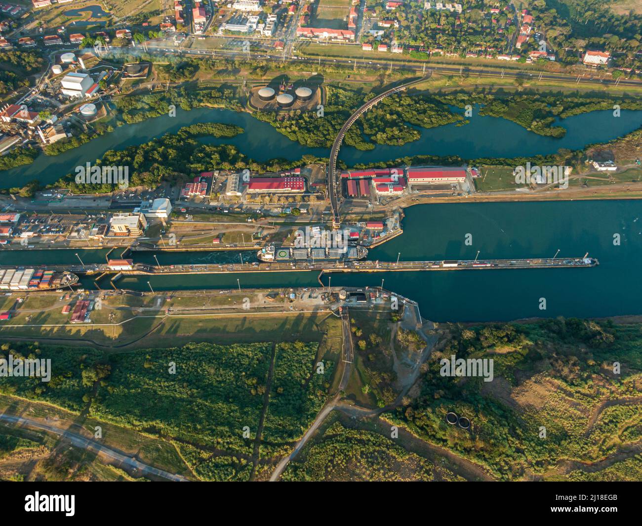 Belle vue aérienne sur le canal de Panama et les écluses de Miraflores Banque D'Images