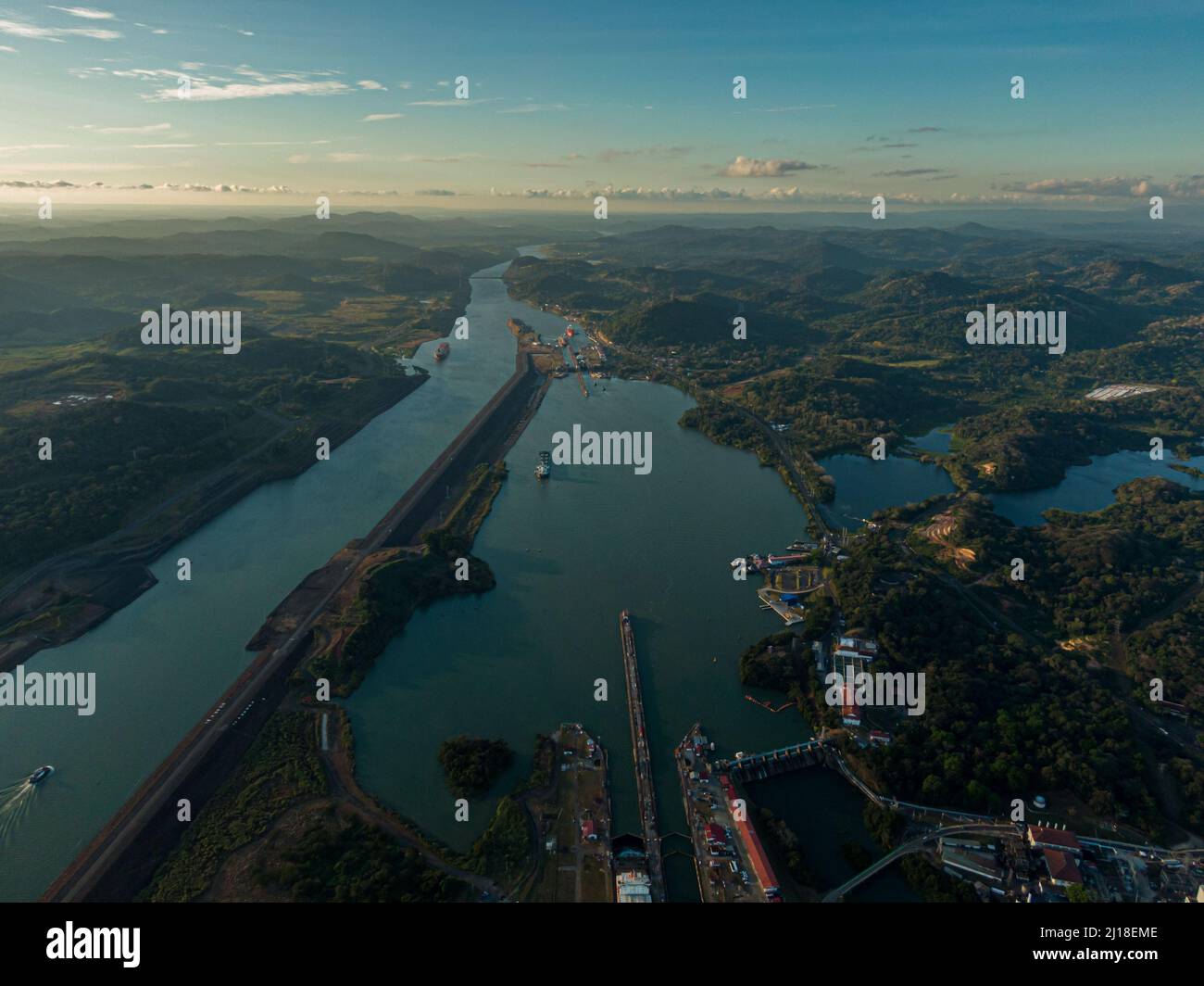 Belle vue aérienne sur le canal de Panama et les écluses de Miraflores Banque D'Images