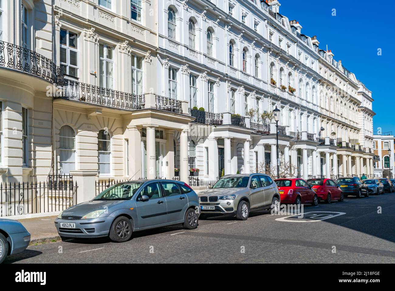 LONDRES, Royaume-Uni - 19 MARS 2022 : élégantes maisons mitoyennes de style géorgien dans la rue résidentielle de Notting Hill, Banque D'Images